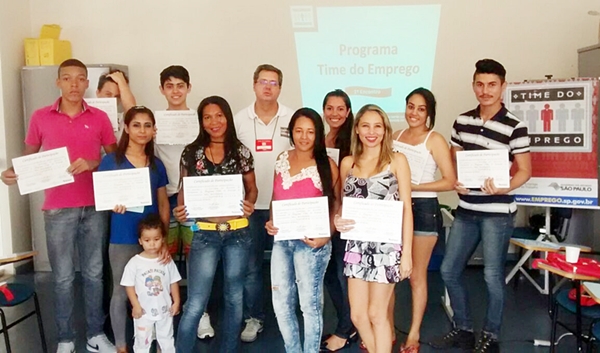 O facilitador Fernando Pila com os alunos certificados do Programa Time do Emprego (Foto HR Multimídia)