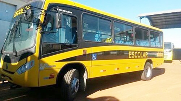 Um dos ônibus usados no transporte de alunos em Cristais (Foto Circuito Regional)