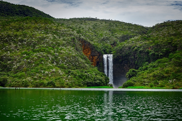Cachoeira do Estreito, no município de Pedregulho (Foto Ken Chu)