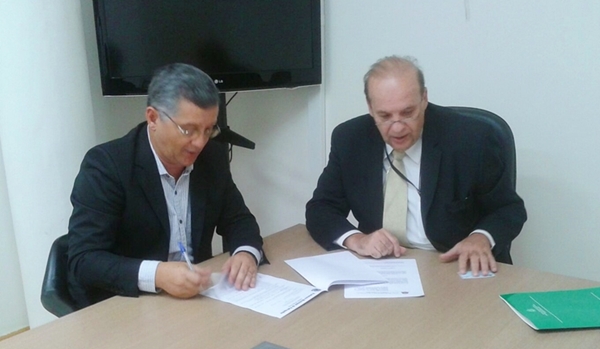 Prefeito Zezinho do Galego (esquerda) assinando o convênio com a assessoria do Secretário Arnaldo Jardim (Foto Divulgação)