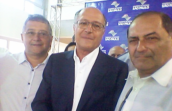 Prefeito Zezinho do Galego, Governador Alckmin e o Presidente da Câmara de Pedregulho, Carlos Fernando Peracini (Foto HR Multimídia)