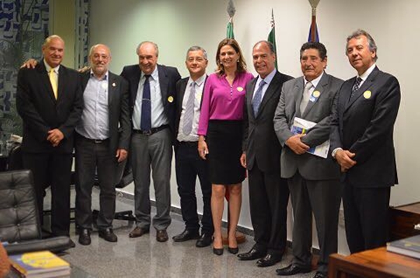 Prefeito Zezinho com diretores da Associação (Foto Circuito Regional)