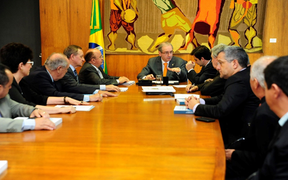 Prefeito de Pedregulho, Zezinho do Galego, na mesa de negociações com o Presidente da Câmara dos Deputados, Eduardo Cunha (Foto Divulgação)