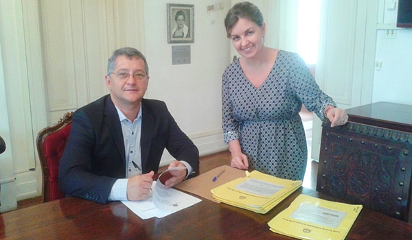 Prefeito de Pedregulho, Zezinho do Galego, com a assessora parlamentar Flávia, do FUSSOL do Estado (Foto HR Multimídia)