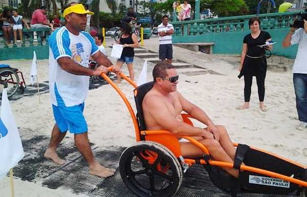 Cadeiras têm pneu especial que permite superar dificuldade na areia e também não afundam dentro da água (Foto HR Multimídia)