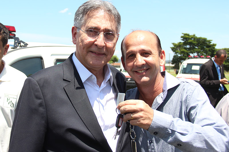 O governador de Minas, Fernando Pimentel (PT), ao lado do prefeito de Delfinópolis, Pedro Paulo Pinto (PMDB)