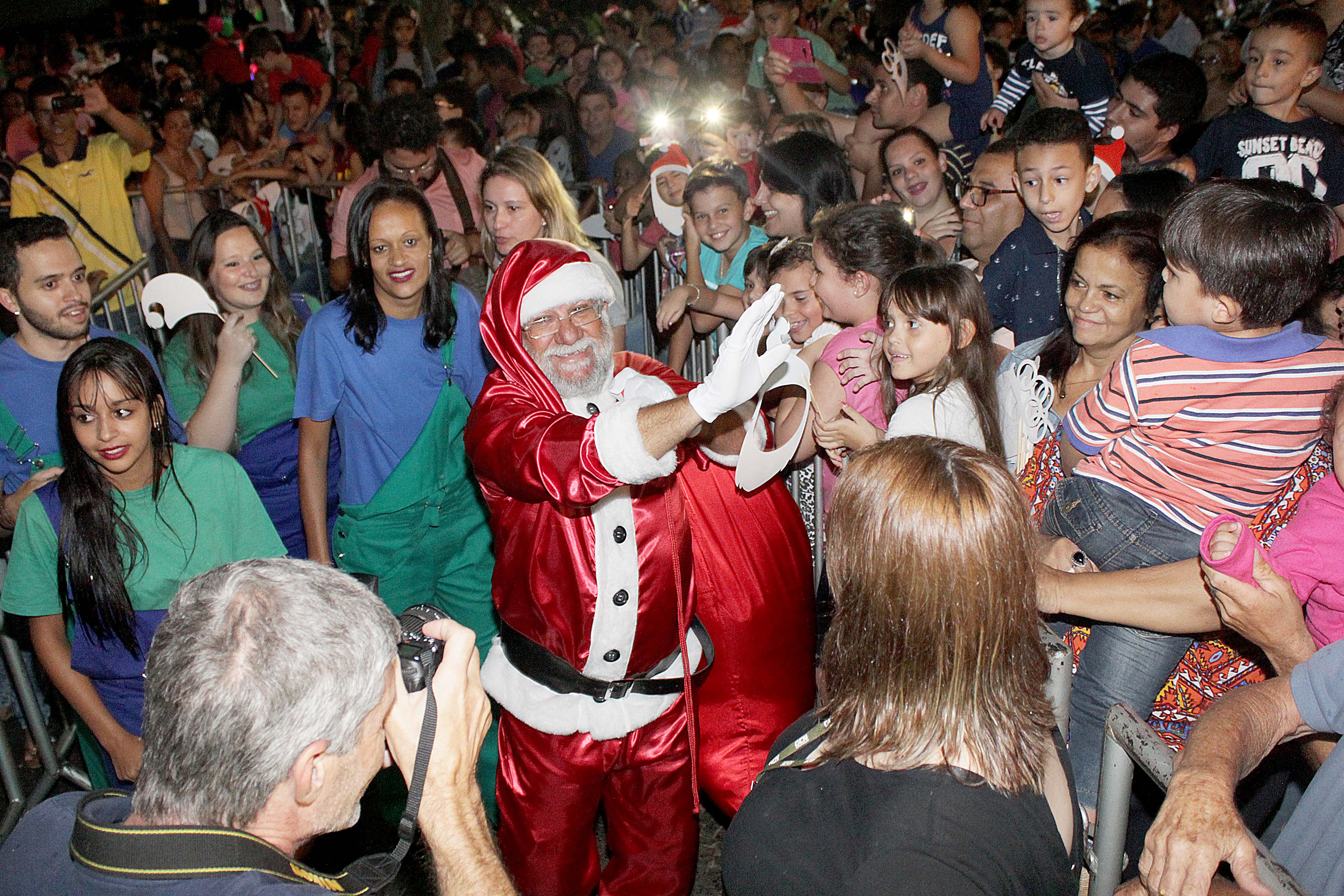 Milhares de pessoas esperavam a chegada do Papai Noel no Centro (Fotos: Wilker Maia)