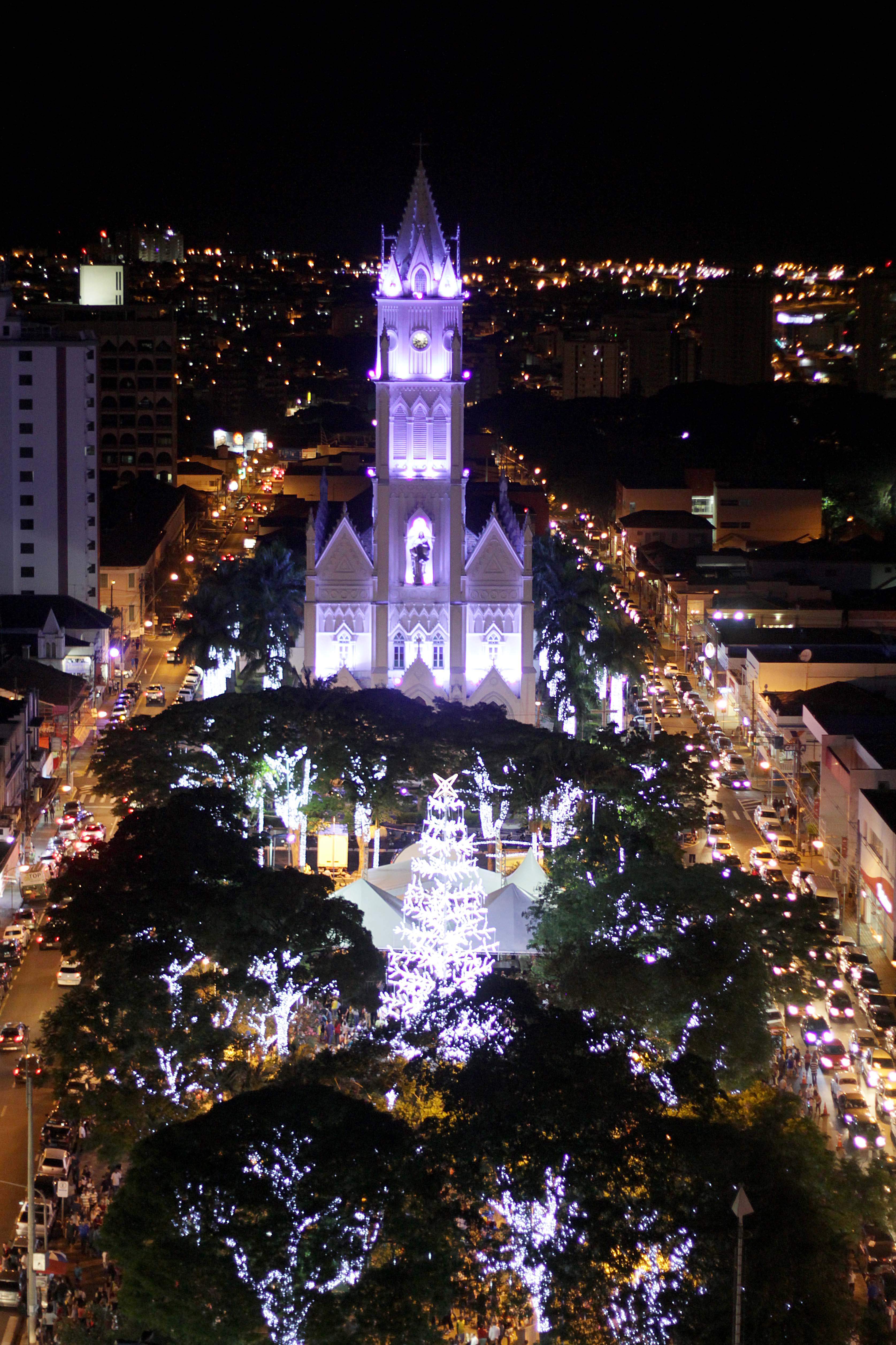 Vista panorâmica da Praça Matriz com a iluminação natalina (Fotos: Wilker Maia)
