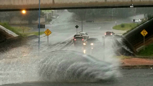 Chuva inundou pistas da Avenida Antônio Barbosa Filho