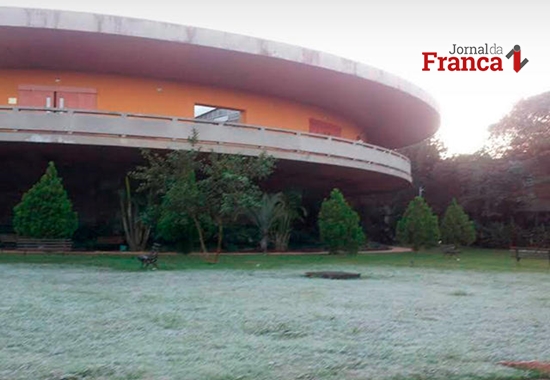Imagem da geada que caiu na madrugada de segunda-feira na região