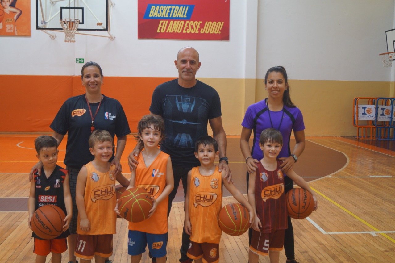 Gigante' do basquete atrai a atenção de crianças de escola em