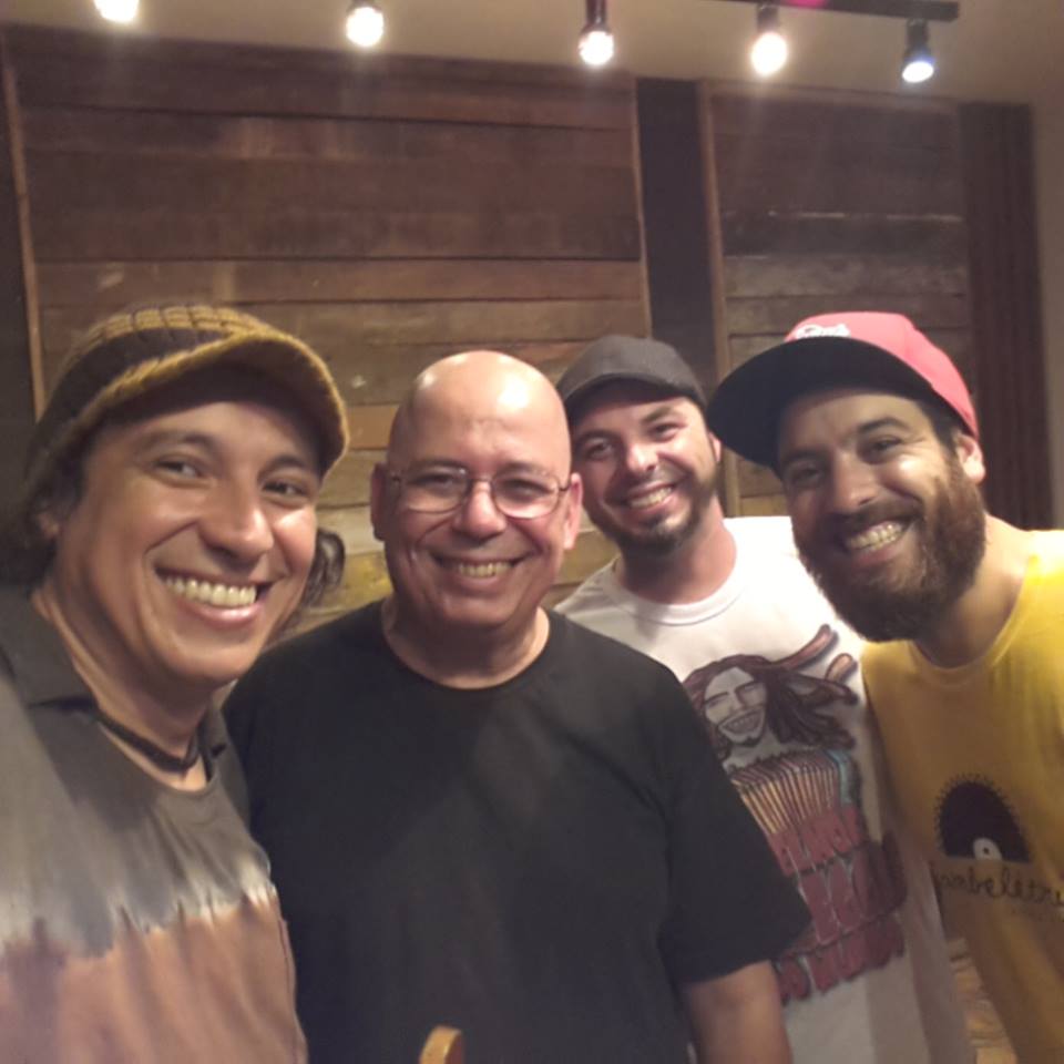 O baixista Eduardo Machado, o baterista Márcio Bahia, o tecladista Gil Reis e Thiago Carreri, do estúdio de São Carlos (Foto: Arquivo Pessoal)