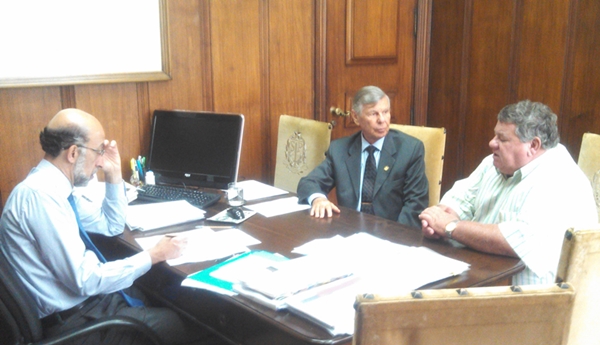 Prefeito Airton pediu a obra no ano passado, ao subchefe da Casa Civil, Rubens Cury, acompanhado do Deputado Welson Gasparini (Foto HR Multimídia)