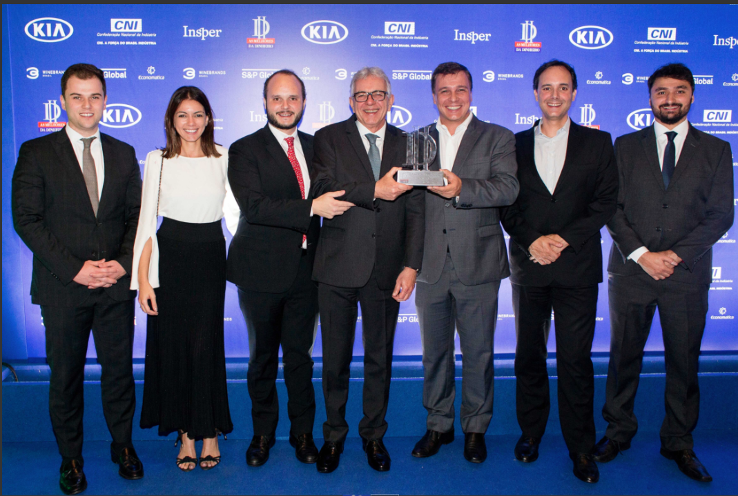Eduardo Almeida, Copresidente Executivo, junto com diretores e gerentes da empresa em noite de premiação 