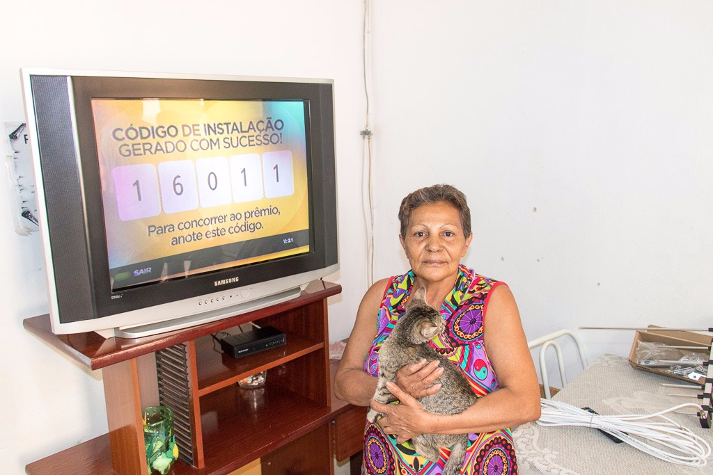 A moradora de Barretos, Maria do Carmo Santos, já retirou o kit com conversor e antena digital, instalou e anotou o código para concorrer ao prêmio de R$ 2 mil 