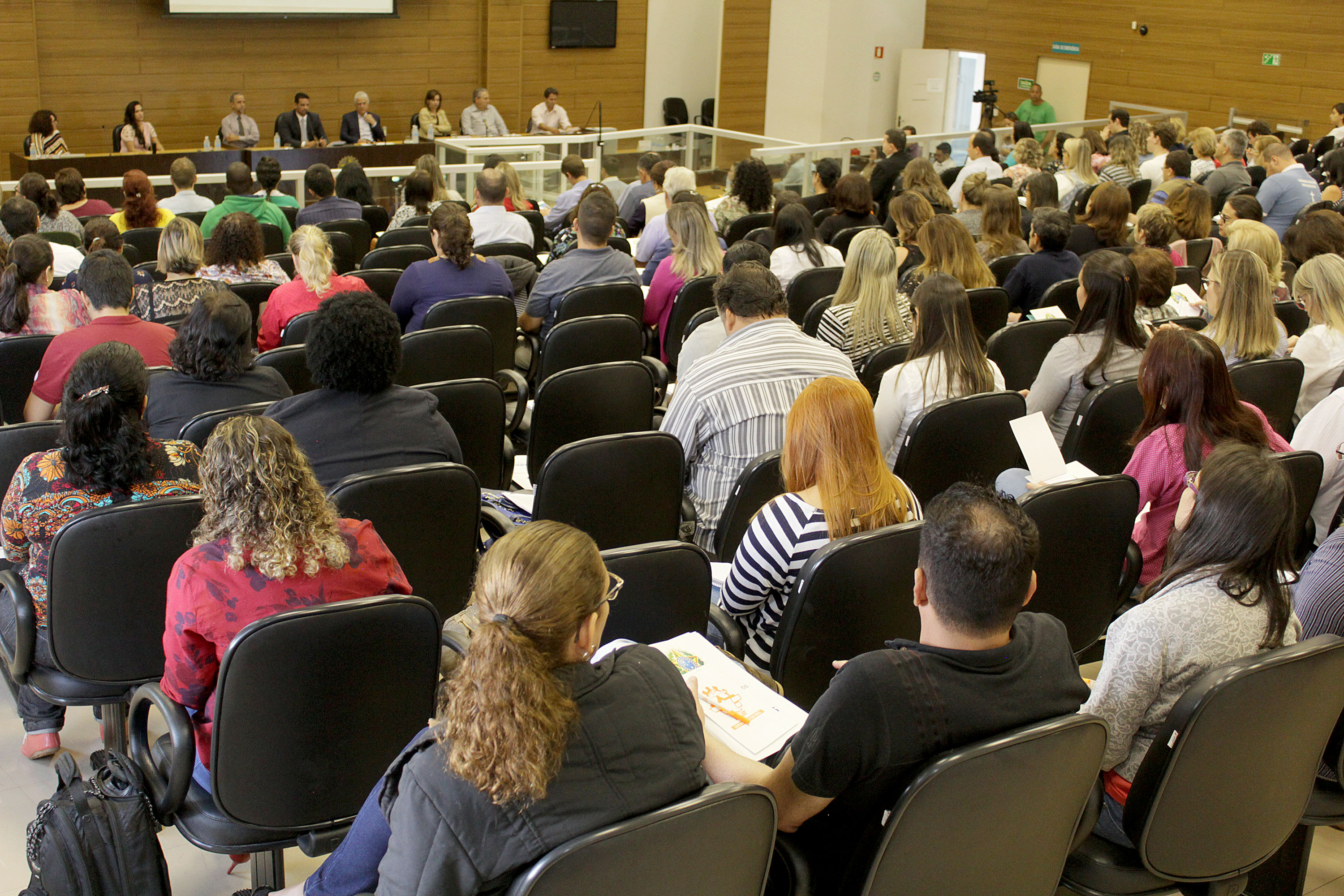 Representantes de entidades e do Poder Público de Franca e Região lotaram a Câmara Municipal (Foto: Wilker Maia)