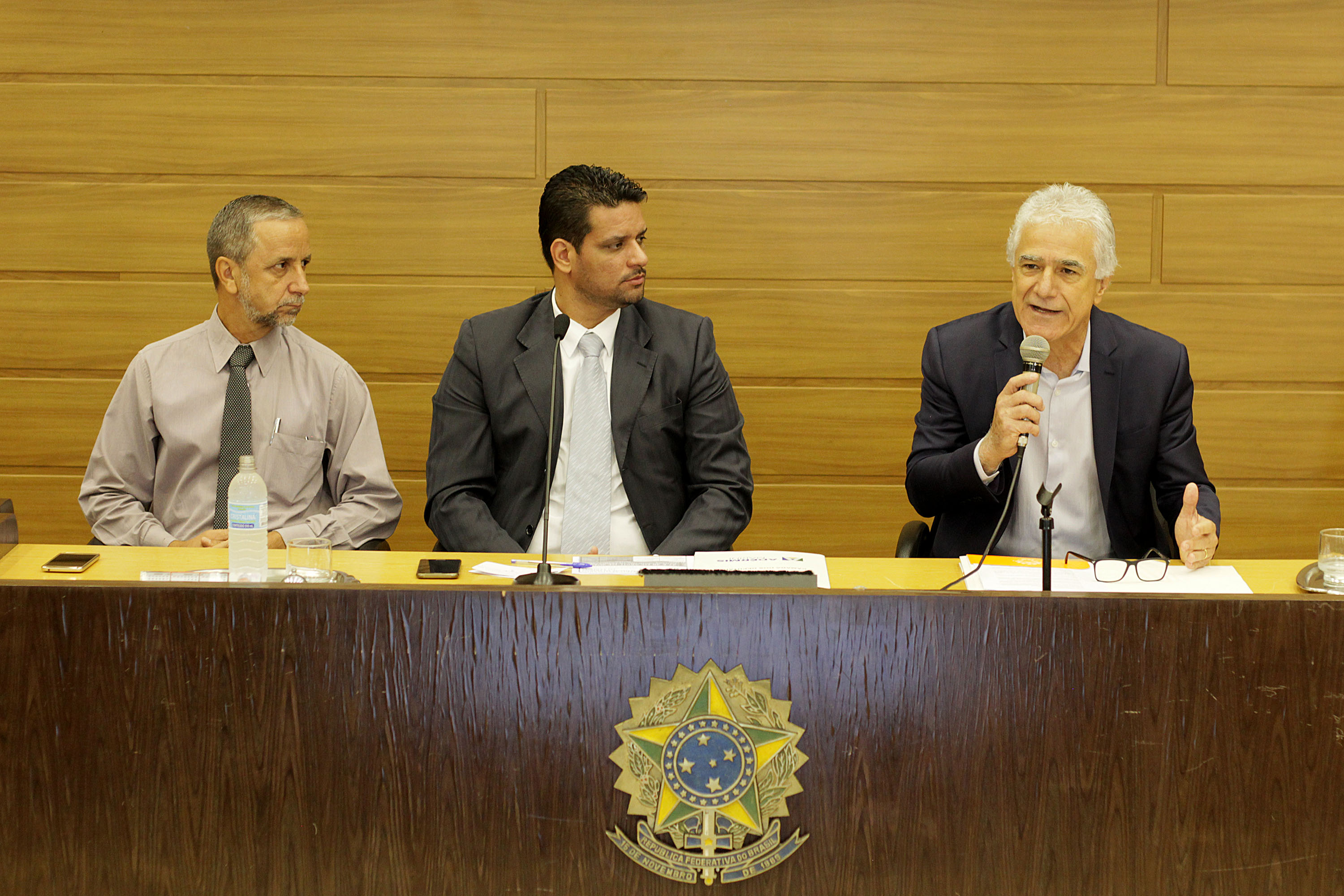 Vereador Carlos César Arcolino, o Kaká, vice-prefeito de Franca, Frank Sérgio Pereira, e o presidente da Acif, Dorival Mourão Filho (Foto: Wilker Maia)
