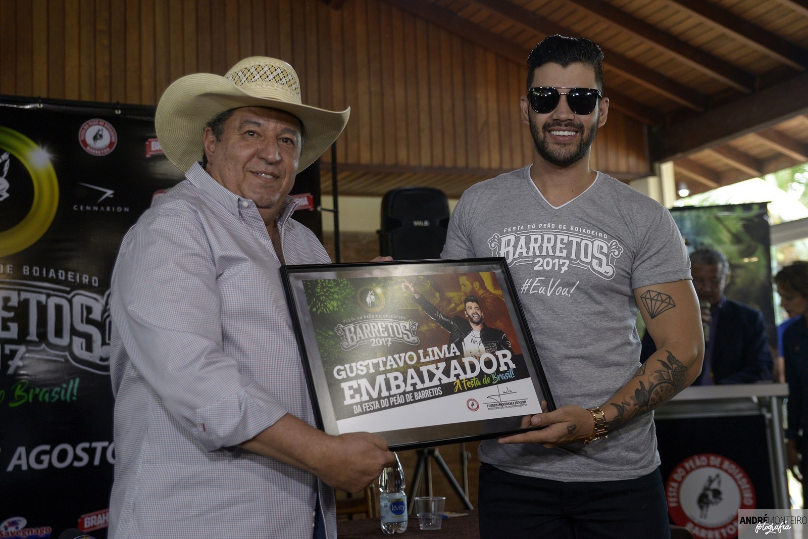 Gusttavo Lima recebeu o diploma de Embaixador do presidente da Associação Os Independentes, Hussein Gemha Junior (Foto: André Monteiro)