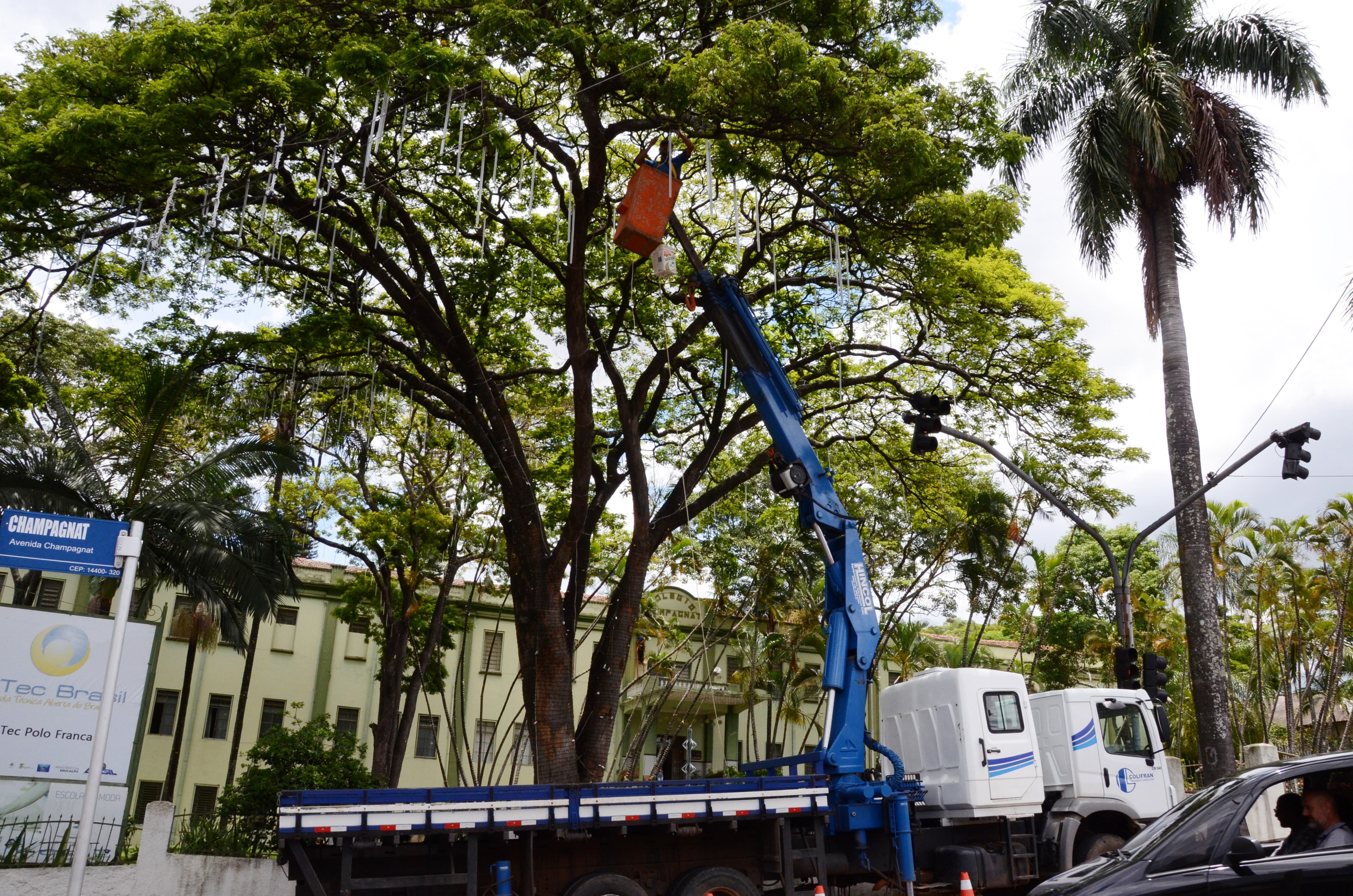 Instalação da decoração deve ser finalizada neste sábado, 26 (Foto: Prefeitura de Franca)