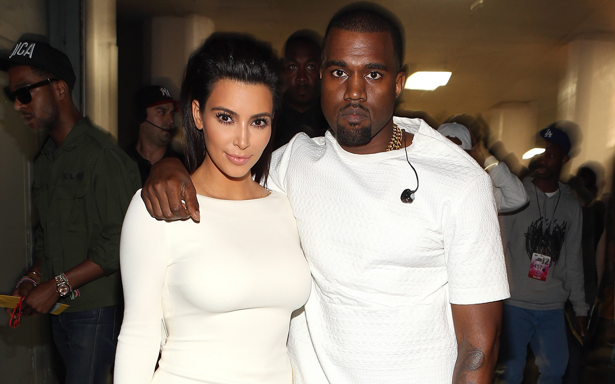 Socialite Kim Kardashian não sai do lado do marido, Kanye West, que está internado (Foto: Reprodução)