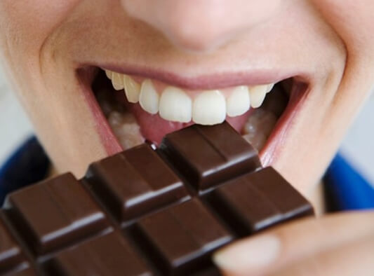 Consumir chocolate causa bem-estar e diminui a ansiedade