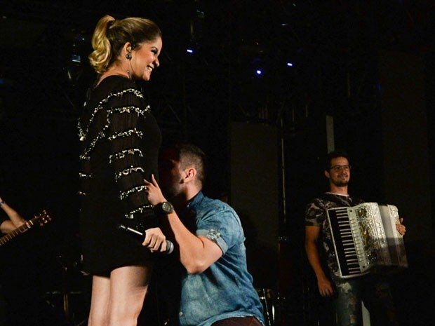 Rodolfo faz carinho na barriga da esposa Maria Cecília e emociona fãs (Foto: Ego)