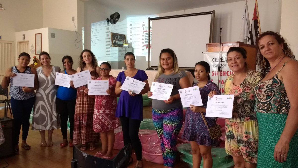 Gestantes receberam certificados, kits e enxoval em cerimônia (Foto: Reprodução)