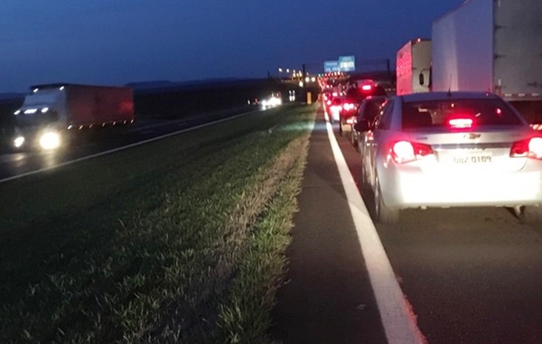 Congestionamento chegou a seis quilometros no trecho do acidente (Foto Cleber Akime)