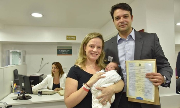 Casais saem com certidão de nascimento e CPF dos bebês, tudo gratuito (Foto Reprodução)