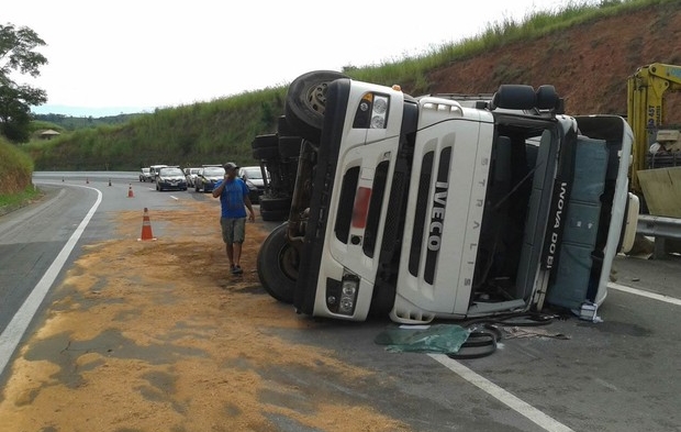 Carga caiu na pista e deixou o trânsito em siga e pare até as 2h desta segunda-feira (Foto Reprodução)