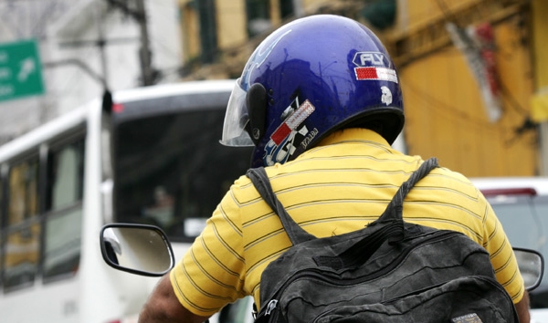Uso do capacete minimiza as chances de ferimentos graves em caso de acidentes (Foto Reprodução)