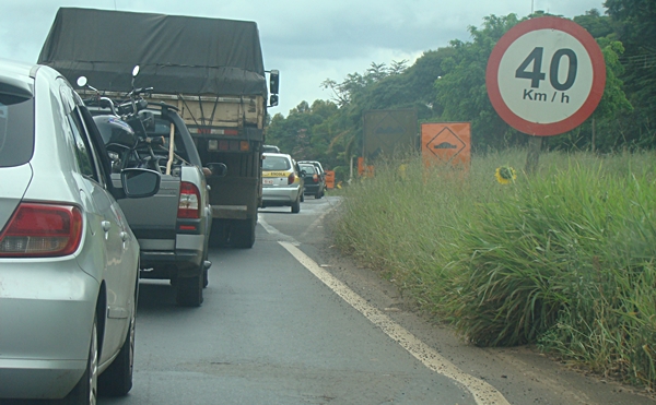 No trevo para RC, mato toma conta da sinalização (Foto Circuito Regional)