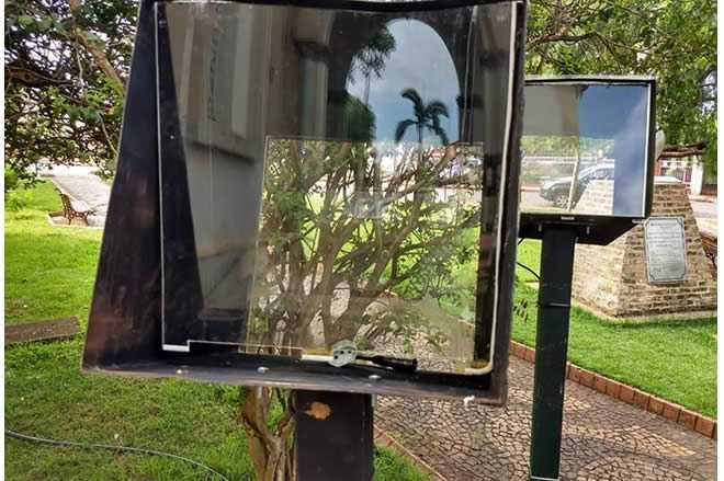 Praça sofreu com ação de vândalos (Foto: VIsão Regional)