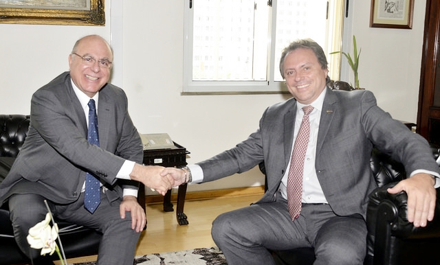 Secretário Arnaldo Jardim, de Agricultura e Abastecimento com o superintendente regional da Conab em SP, Manoel Mário de Souza Barros (Foto Agricultura SP)