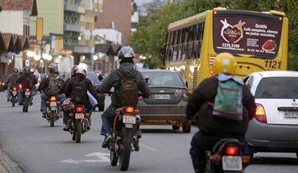 Por economia e agilidade, motos são grandes preferidas para o trânsito urbano (Foto Reprodução)