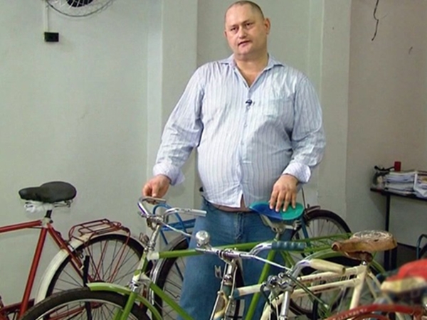 O Professor Branco Pianato começou coleção com uma bicicleta quebrada, ganha de um tio (Foto Reprodução)