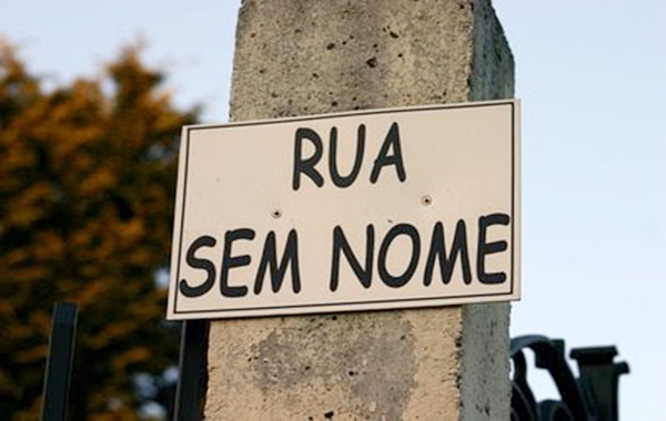 Ironia e irritação: há nomes demais para placas de menos, identificando as ruas da cidade (Foto Arquivo)