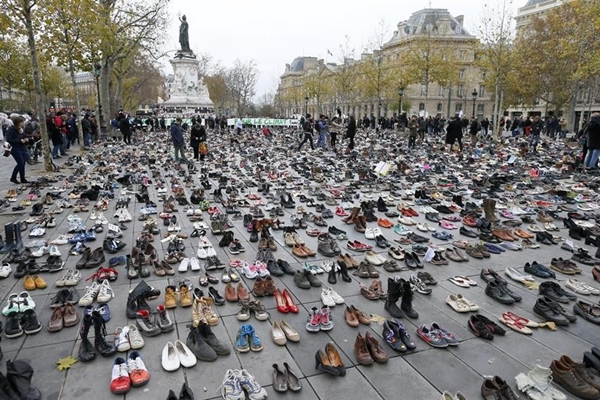 Milhares de sapatos ocupam lugar de manifestantes em Paris antes da Cúpula (Foto EFE)
