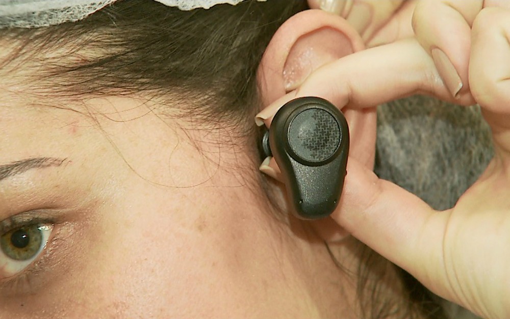 Técnica implanta prótese auditiva no osso da cabeça do paciente (Foto: Valdinei Malaguti/EPTV)