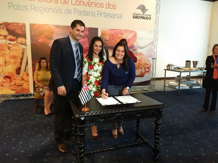 Edmar e Renata Gomiero em cerimônia com Lu Alckmin (Foto: Visão Regional)