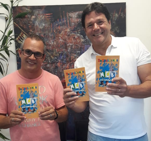 O secretário de Esporte, Arte, Cultura e Lazer, Elson Bonifácio recebeu o CD/DVD do cantor e compositor Tio Paulo (Foto: Reprodução)