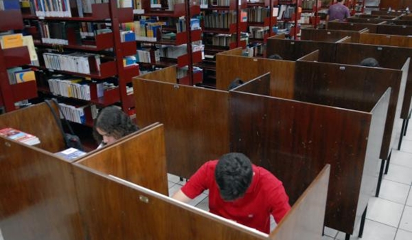 A tendência mundial é não negar o avanço tecnológico, mas incorporá-lo às bibliotecas com livros físicos (Foto Agência Brasil)