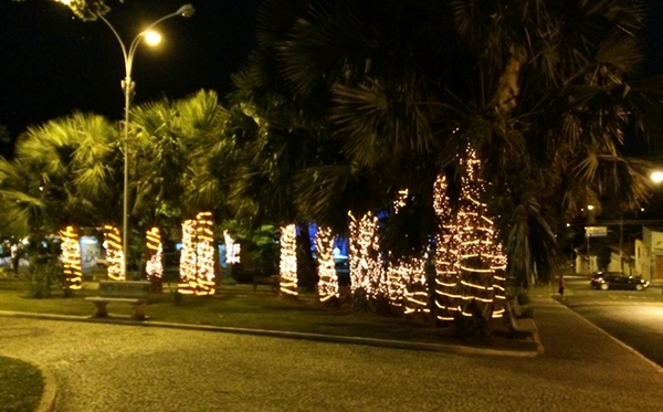 Iluminação decorativa natalina na Praça 24 de Dezembro em Rifaina (Foto Cláudio Masson)