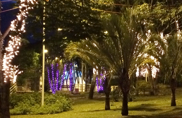 Iluminação decorativa natalina na Praça 24 de Dezembro em Rifaina (Foto Cláudio Masson)