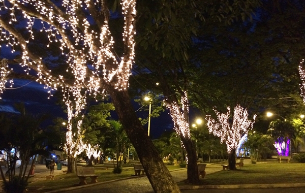 Iluminação decorativa natalina na Praça 24 de Dezembro em Rifaina (Foto Cláudio Masson)