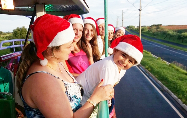 Crianças e adultos se divertiram na chegada do Papai Noel à cidade (Foto Imprensa PM Pedregulho)