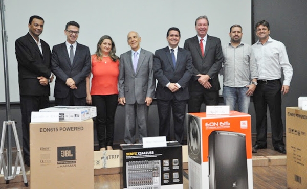 A Prefeita de Restinga, Luciene Martins compareceu à cerimônia e recebeu o kit cinema (Foto HR Multimídia)