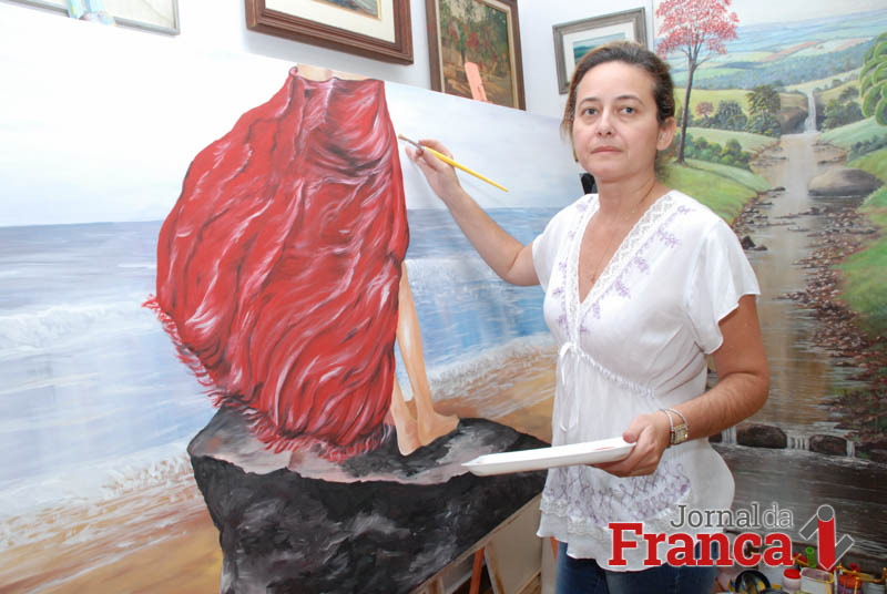 A artista plástica e artesã Cida Ginetti adianta que a Feira de Artesanato terá uma grande variedade de opções para os francanos presentearem neste Natal (Foto: Ricardo Fernandes/Jornal da Franca)