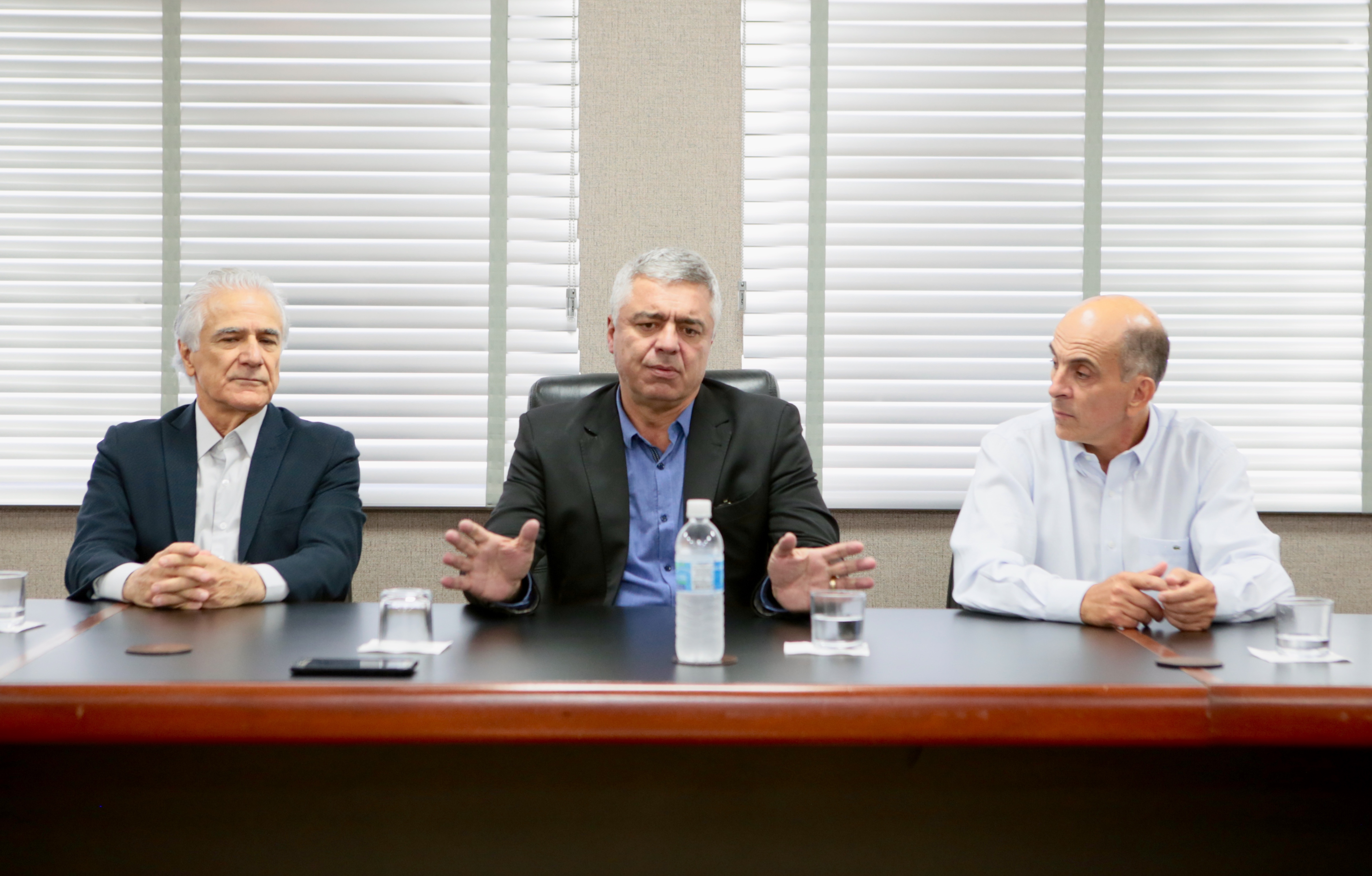 presidente da ACIF, Dorival Mourão Filho, ao centro o senador Major Olímpio e, na sequencia, o diretor administrativo da ACIF, Tarciso Bôtto (Foto: Wilker Maia/ACIF)
