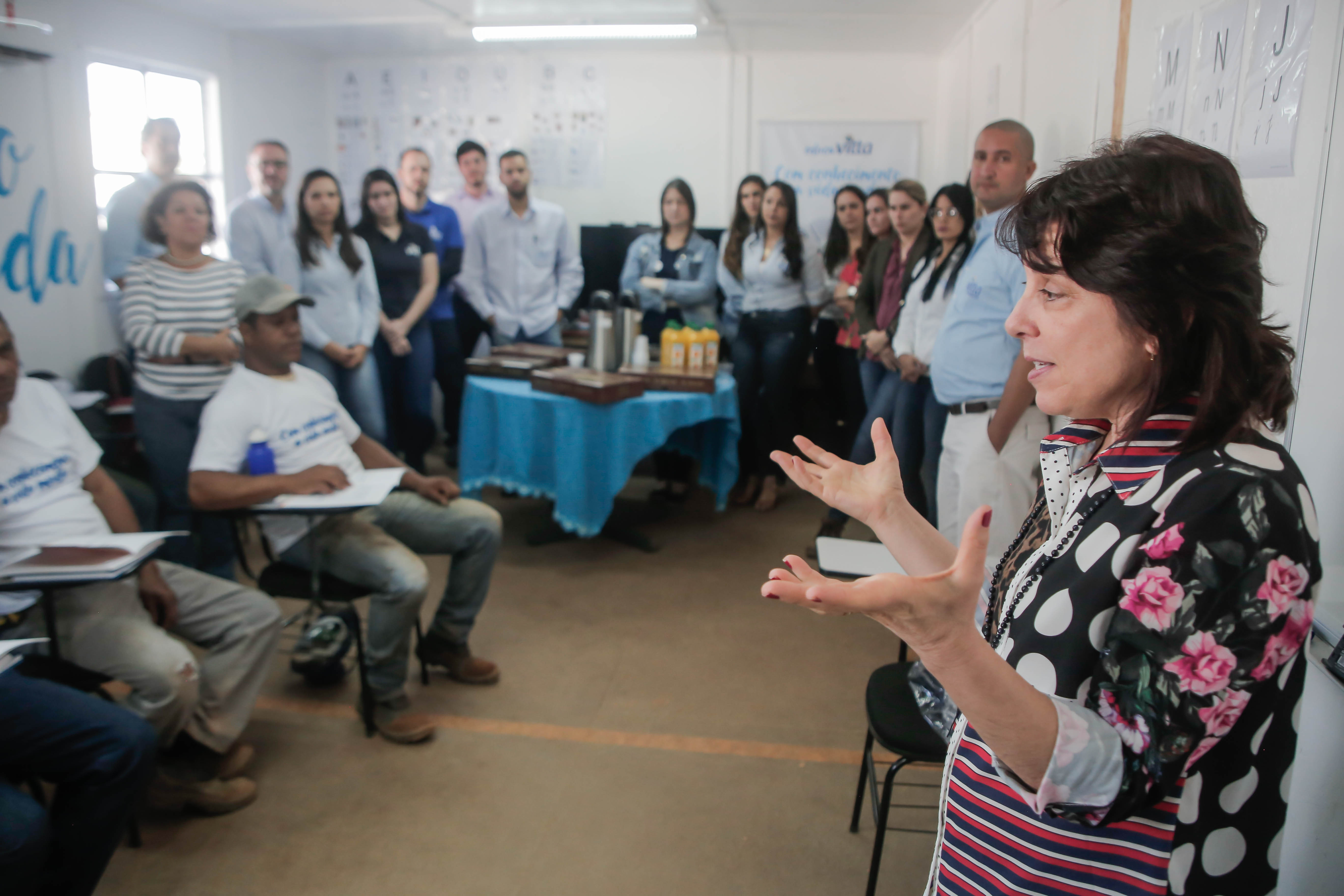 A professora do programa, Carina de Souza, ministra aulas dentro de um canteiro de obras